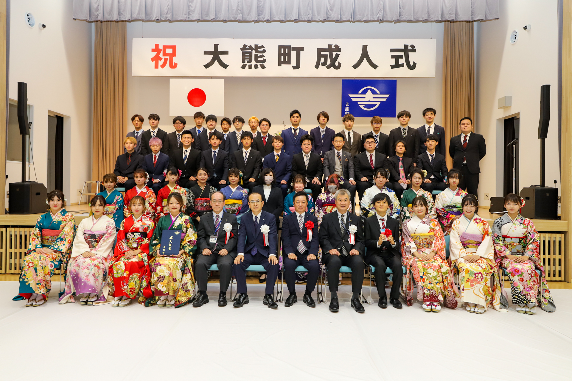 記念撮影に収まる出席者