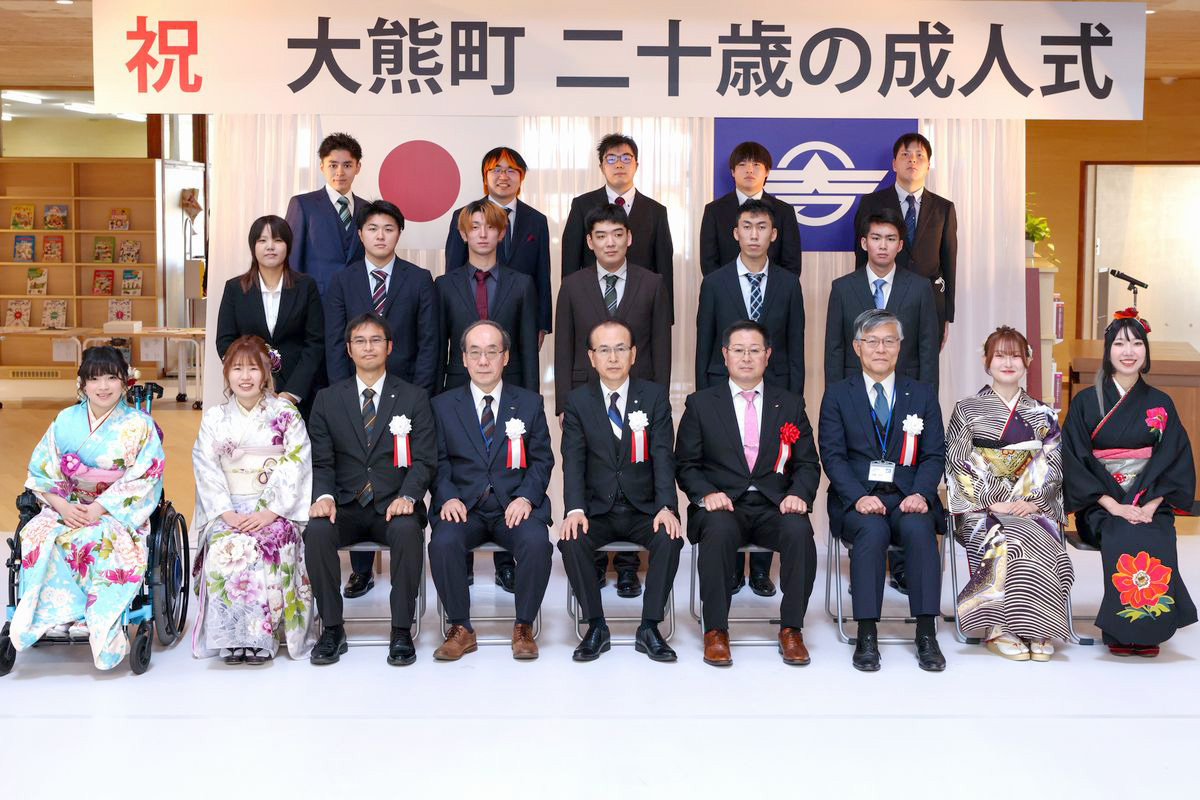 記念撮影に収まる出席者