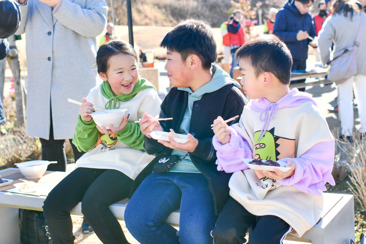 お昼の時間には、あんこ、きなこ、汁餅の3種類の餅が振る舞われ、少し肌寒い気温だったこともあってか、汁餅は行列が途絶えないほど好評でした。