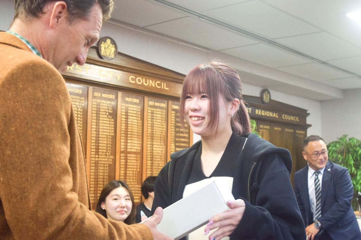 市長にお土産を手渡す団員