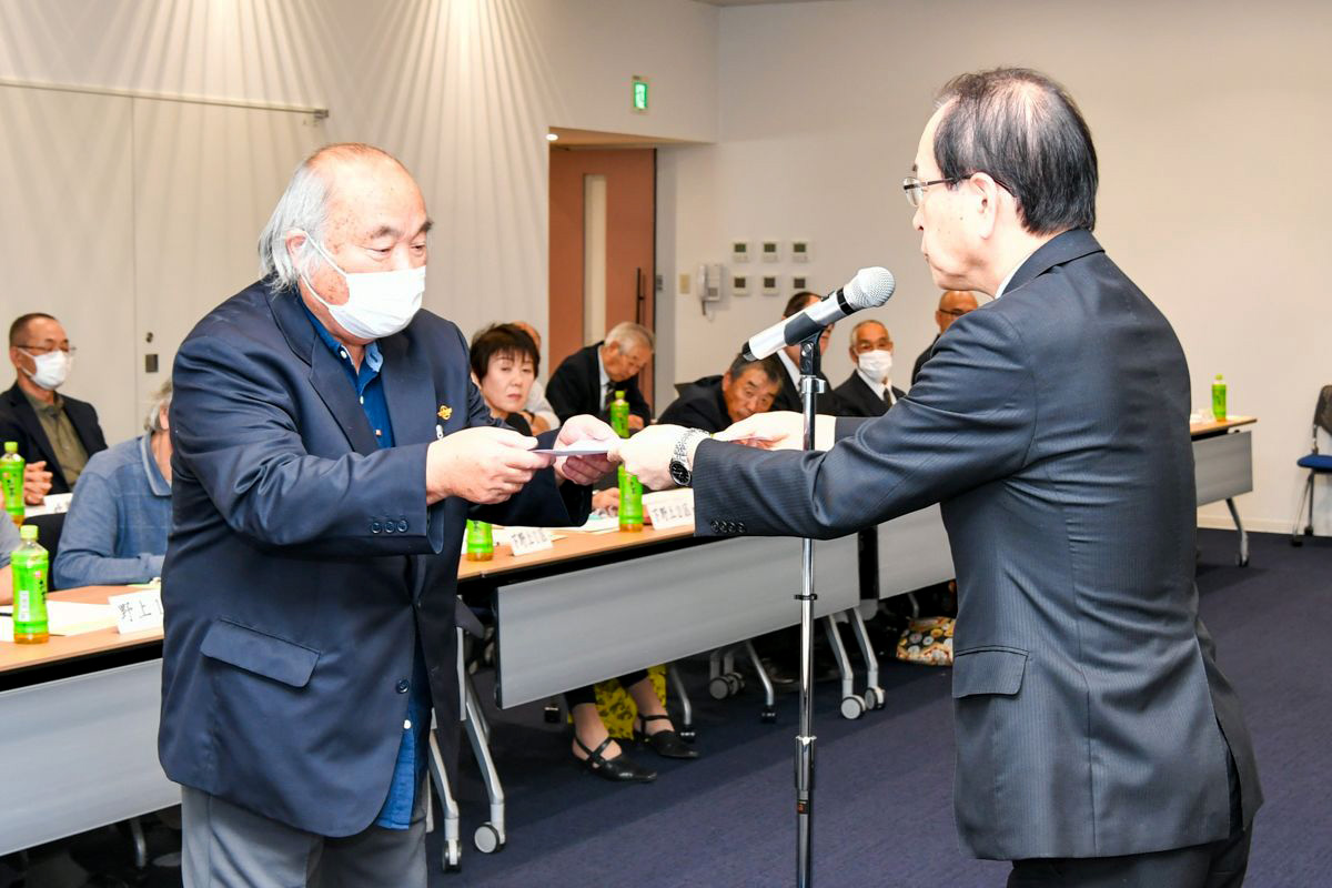 吉田町長から委嘱状を受け取る佐藤区長(左)