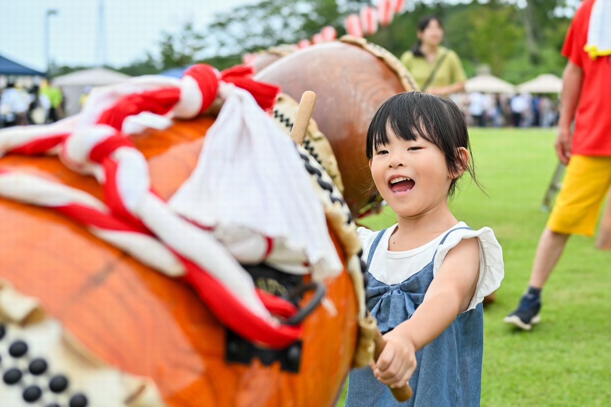 お囃子体験する子ども
