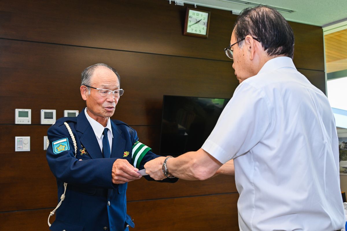 委嘱状を受け取る今野さん