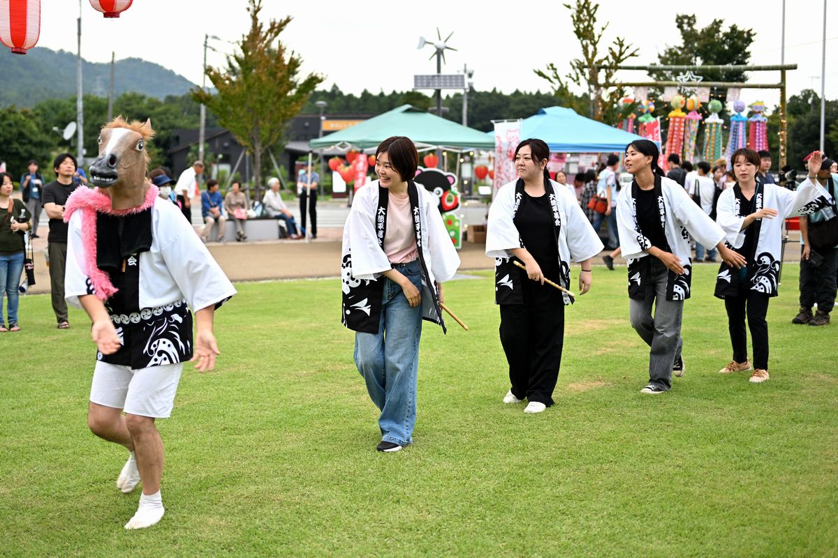 町の住人や仕事で町に関わる人たちの有志でつくる「平馬会」の皆さん。お囃子（太鼓・笛）で今年も祭りを盛り上げました。