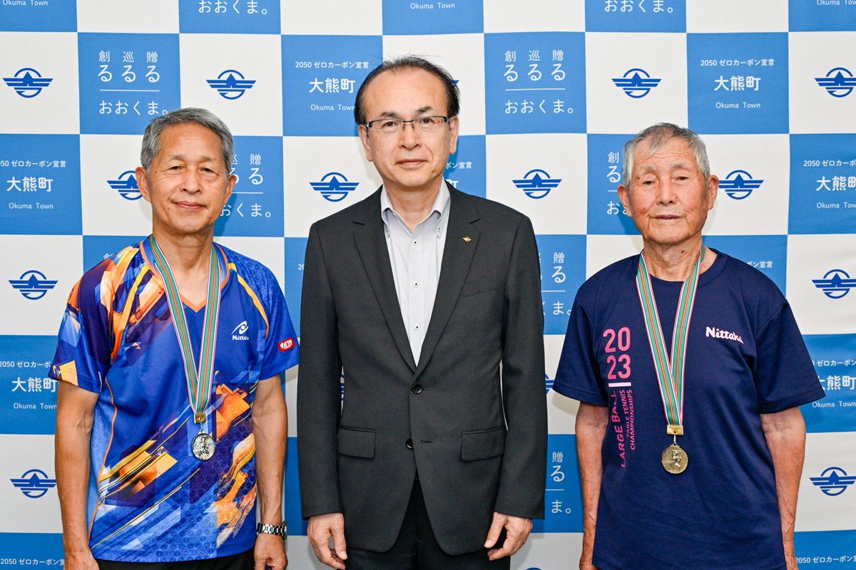 吉田町長に成績を報告をした伊藤さん（左）と福田さん（右）