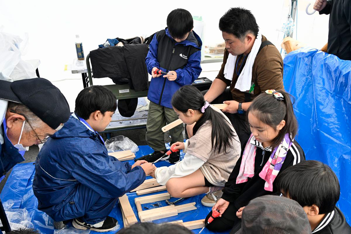 町役場農業振興課のブースでは双葉地方森林組合の協力で丸太切り体験や木工製作が行われ、子どもたちで賑わいました。