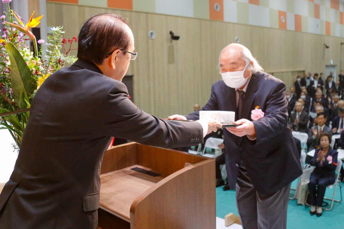出席者に表彰状が手渡されました