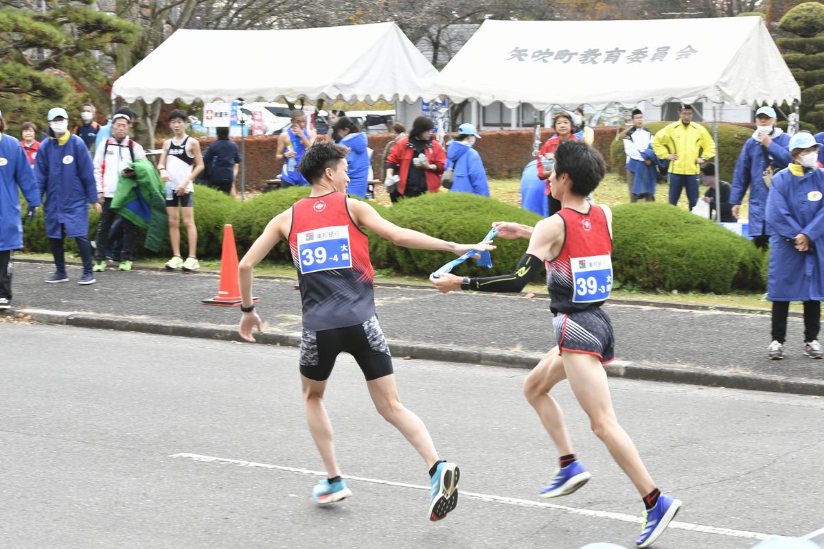 3区の選手から4区の選手へタスキが渡されました