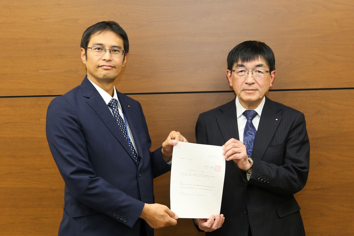 新保副町長に答申書を手渡す和田会長