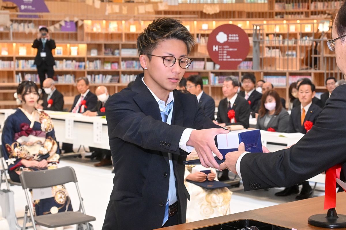 成人証書と記念品を受け取る出席者