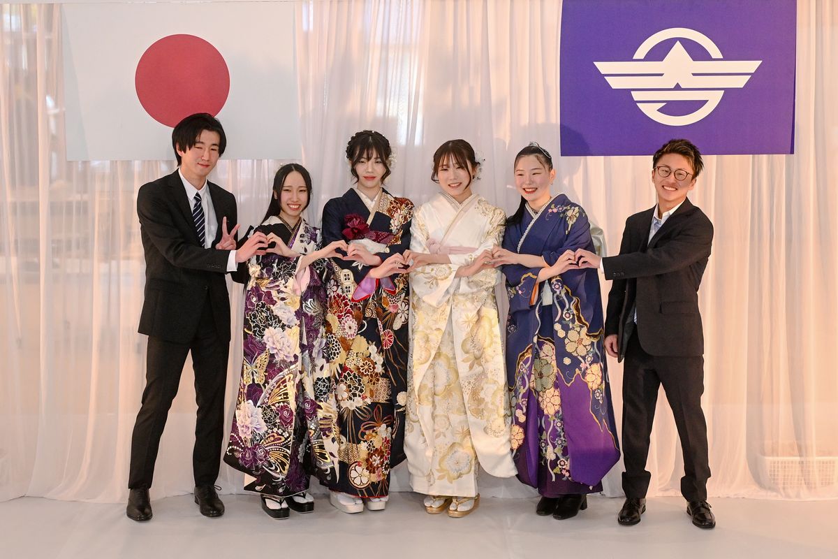 集合写真でポーズを決める出席者ら