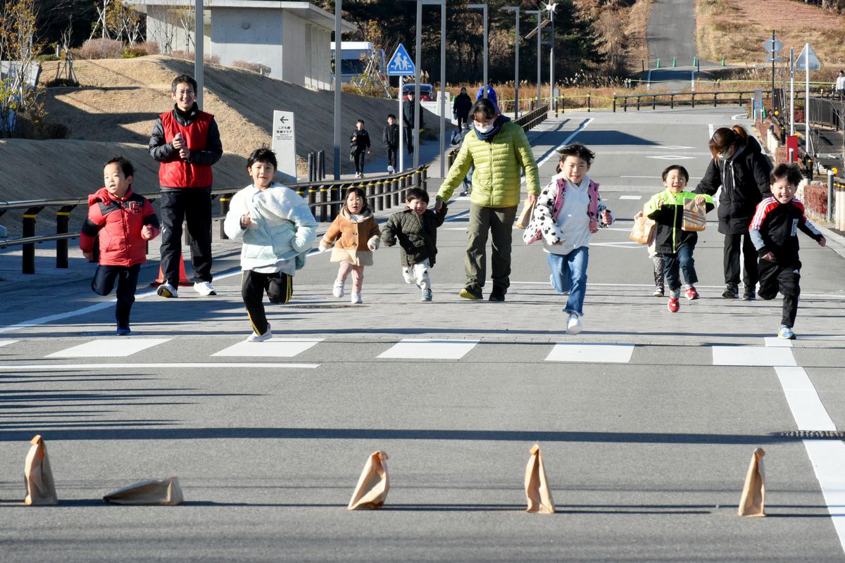 レース前のイベントを楽しむ子どもたち
