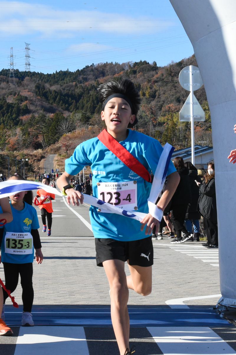 小学生の部1位でゴールするIIIＦジュニアのメンバー