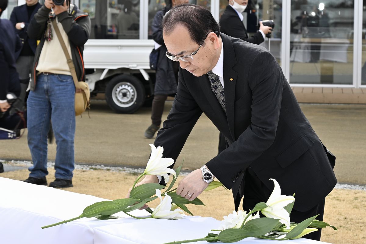 献花台に花を捧げる吉田町長