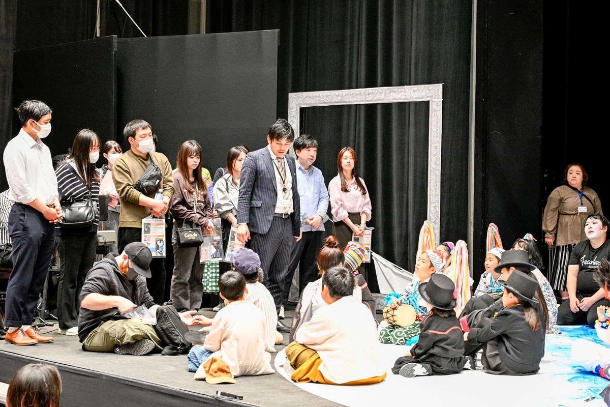 東京公演には、学び舎ゆめの森の子どもたちや教職員、双葉郡の参加希望者、短期体験入学の東京の小学生、そして東京の俳優たちが出演。写真は、開演前に教職員が子どもたちを温かく激励する様子です。