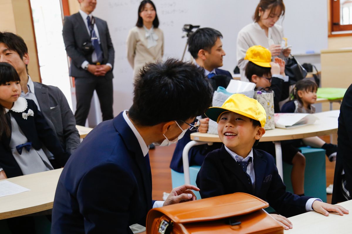 式後、新一年生には町から黄色い帽子、傘、ランドセルカバーが贈られ、担任から教科書が手渡されました。新たな学校生活への期待がふくらみます。