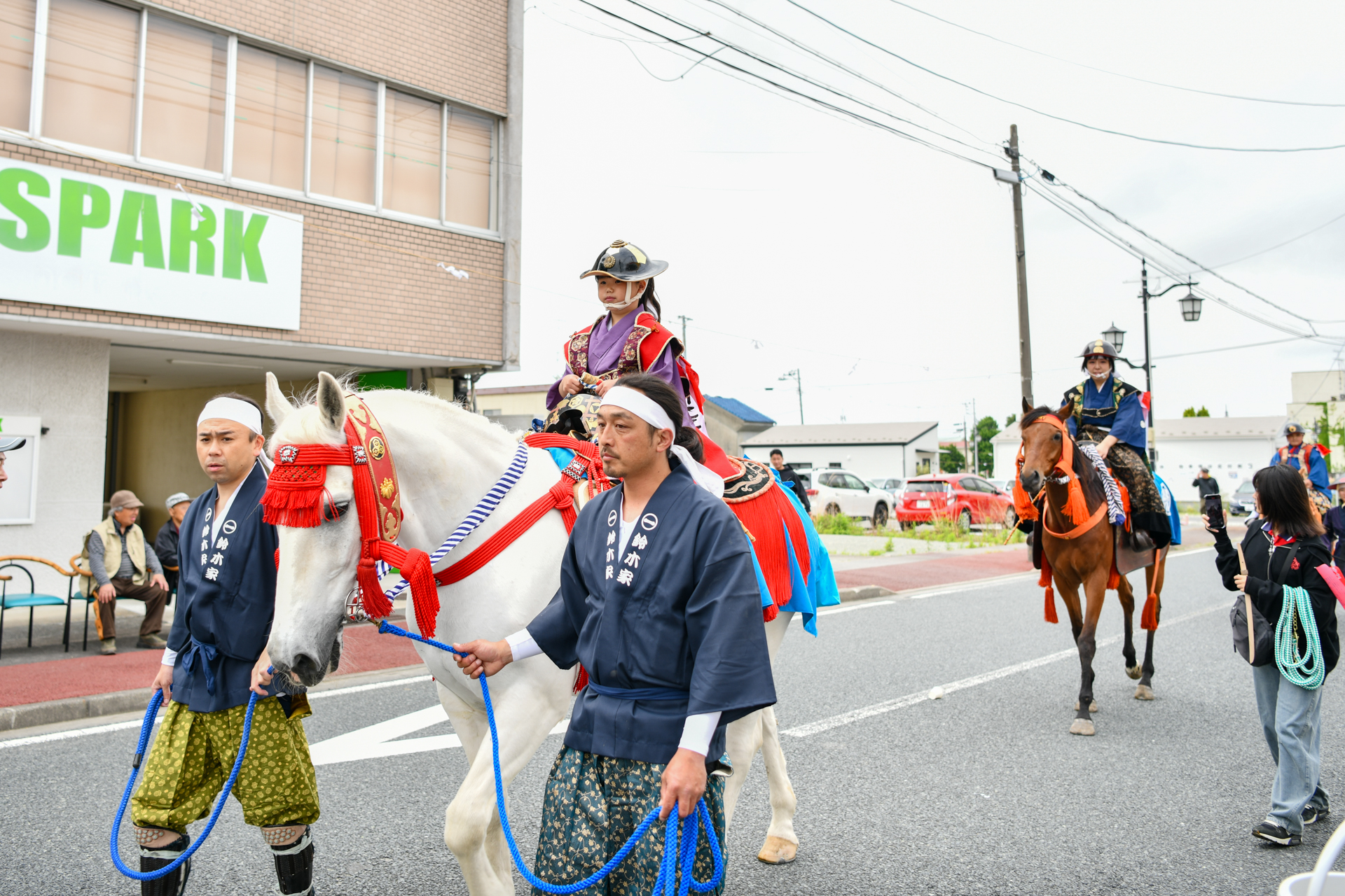 大熊町騎馬会からは初陣の成人女性を含む11騎が出陣。標葉郷の本陣を構えた浪江町で伝統を彩る町内行列を披露しました。

