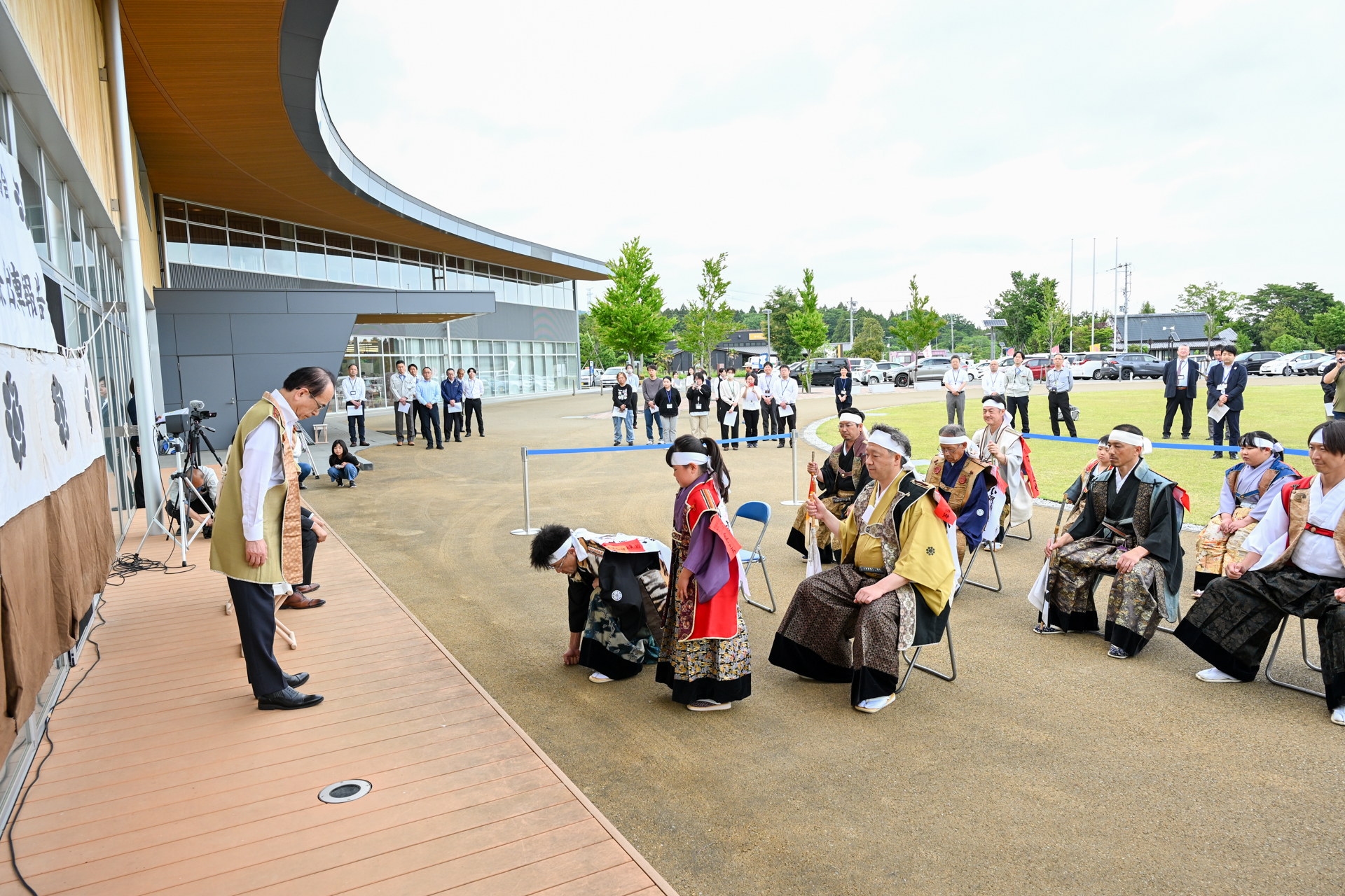 大熊町役場にて、副執行委員長の吉田淳町長に出陣報告と初陣騎馬の紹介をしました。