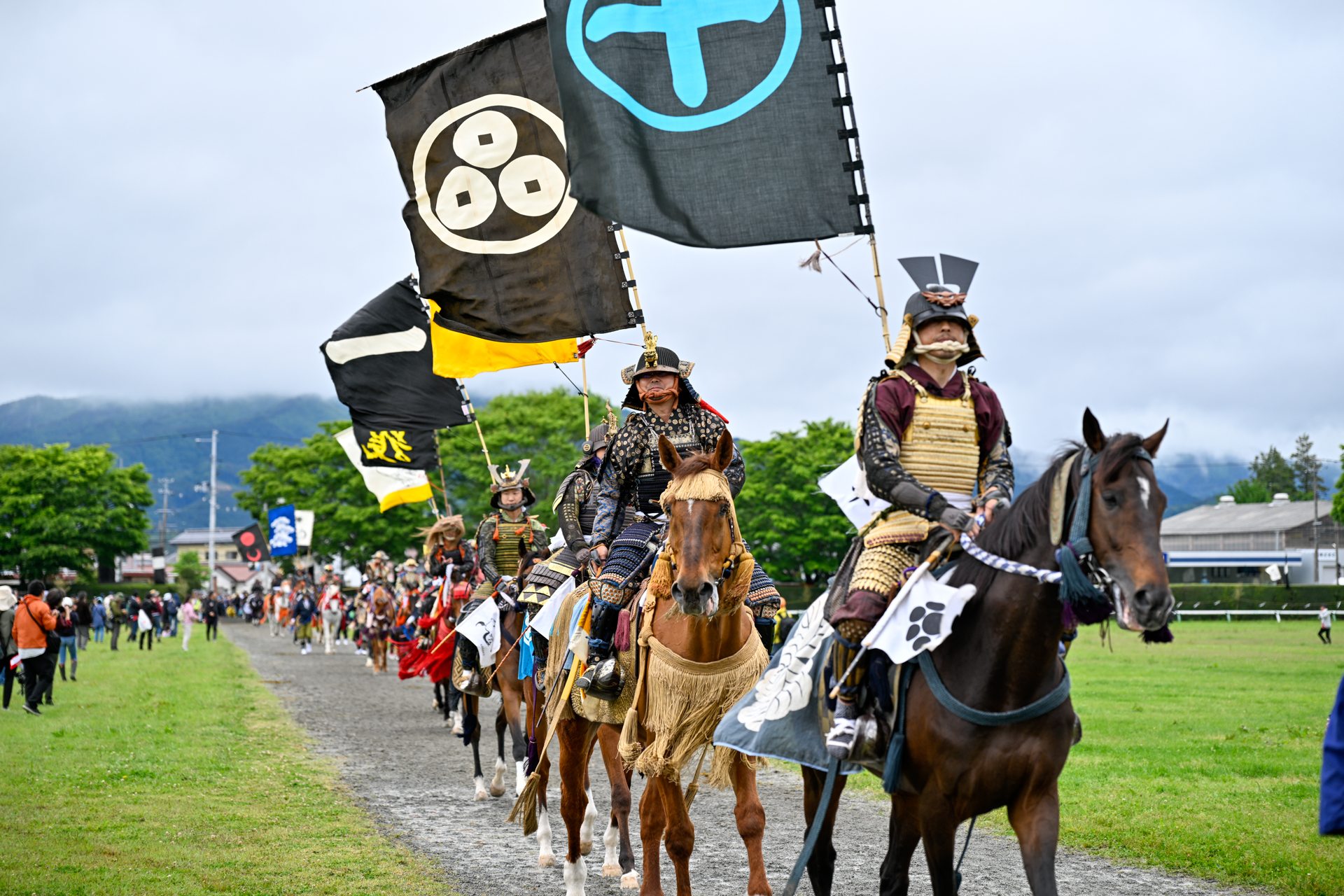 国の重要無形文化財に指定されている相馬野馬追祭が5月24日から26日までの3日間開催されました。写真は雲雀ケ原祭場地へと勇壮に入場する大熊町騎馬会の騎馬武者。