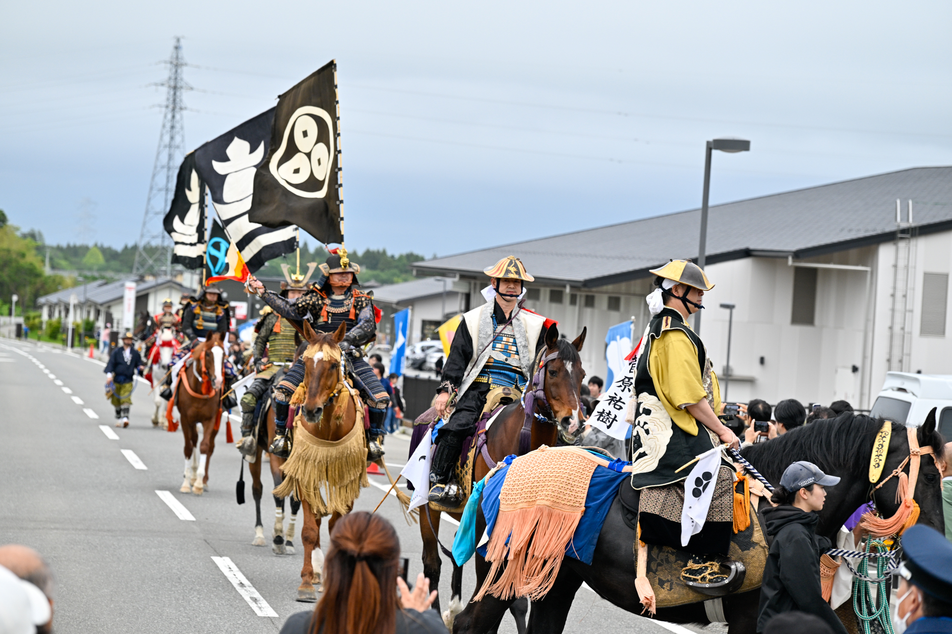 本祭り後、凱旋の帰り馬行列が沿道の歓声に包まれながら町内を進みました。

