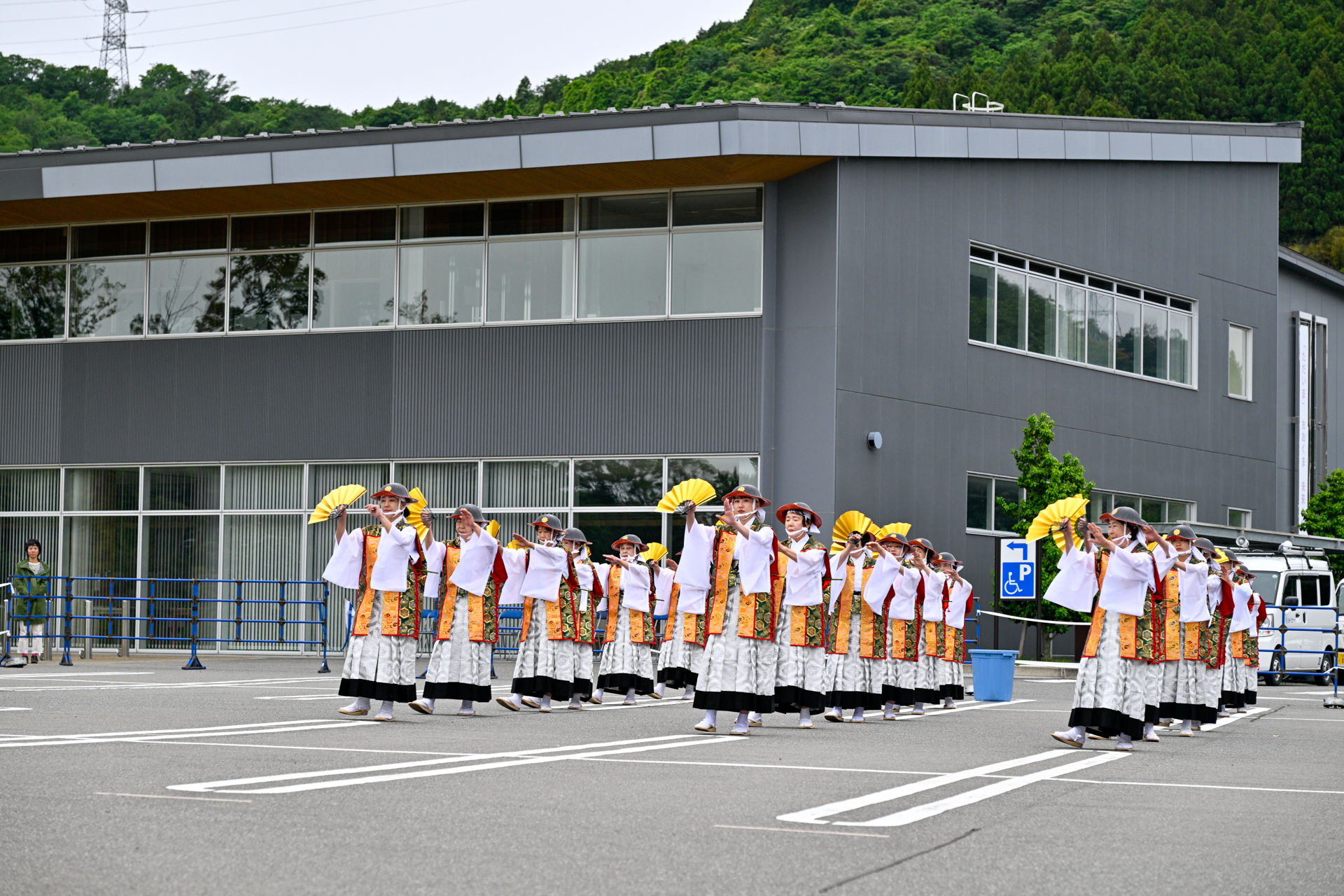 役場前では「相馬流れ山」に合わせ、保存会の皆さんが勇壮な踊りを披露。帰り馬行列に華を添えました。