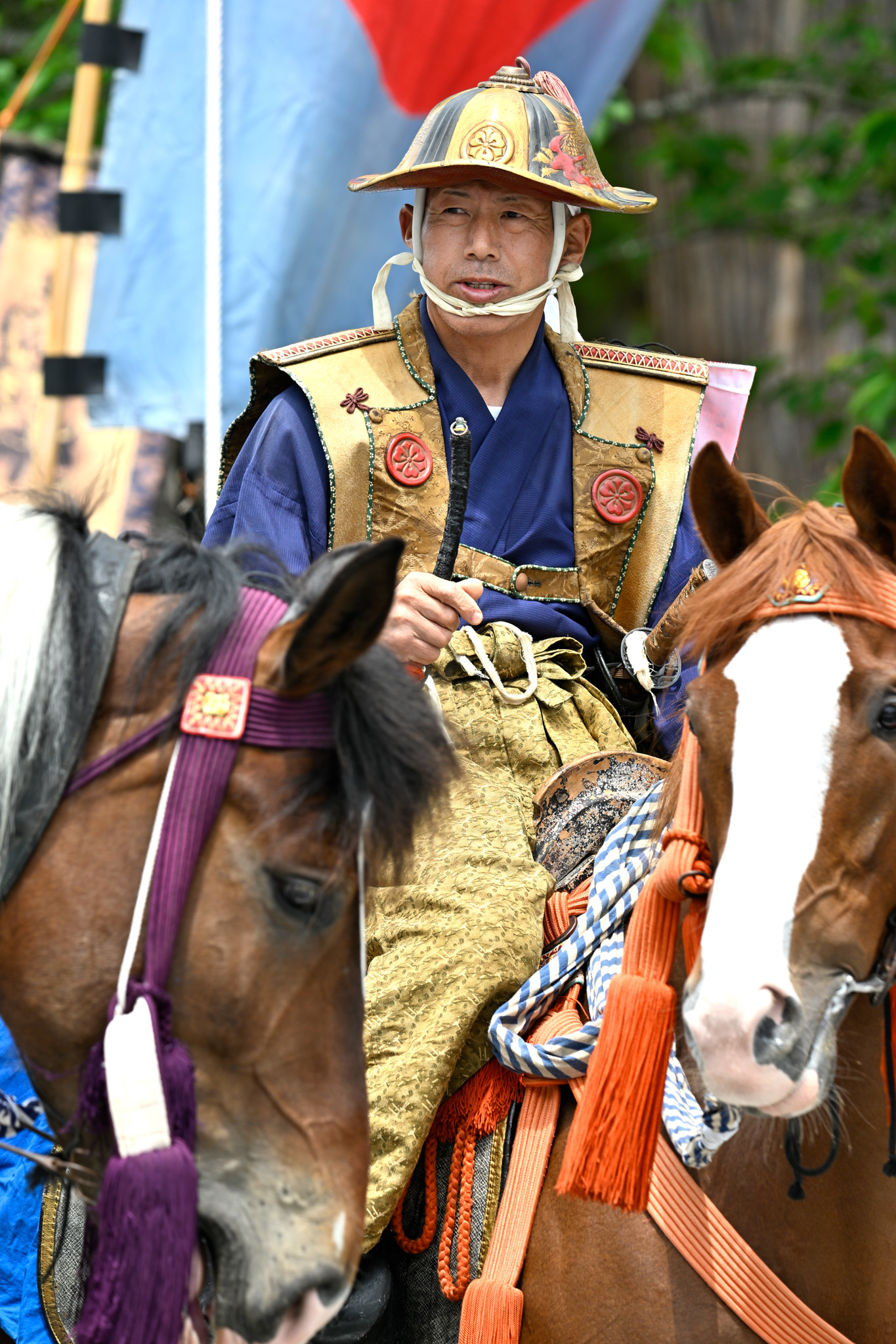 24日、中ノ郷、小高郷、標葉郷、北郷、宇多郷の騎馬が、本陣である南相馬市・雲雀ケ原祭場地に集結し宵乗りが行われました。写真は、雲雀ケ原祭場地へ向かう標葉郷の大熊町騎馬会小野田さん。