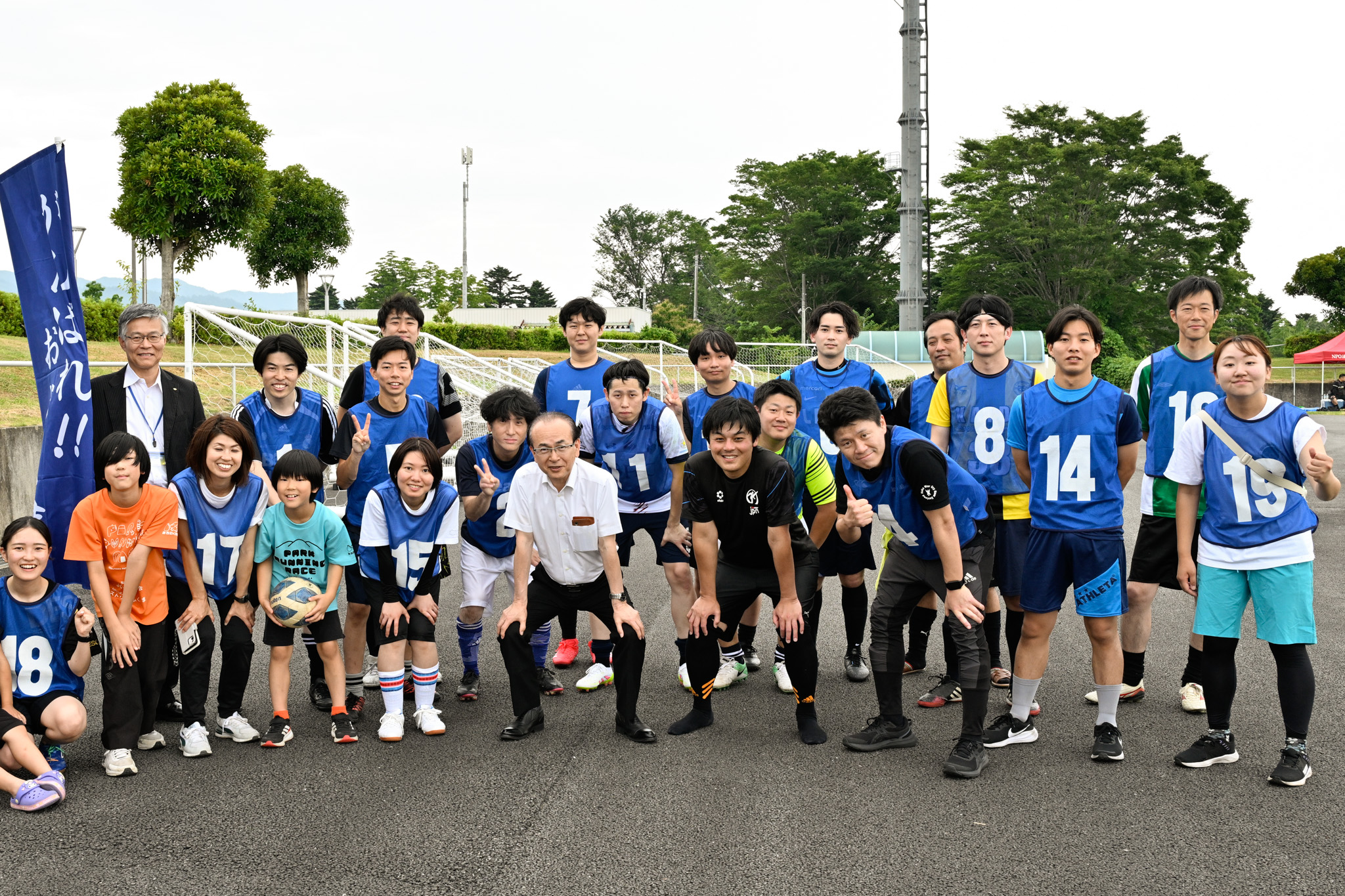 試合後、町サッカー選手と応援に駆けつけた町長、ご家族の皆さん