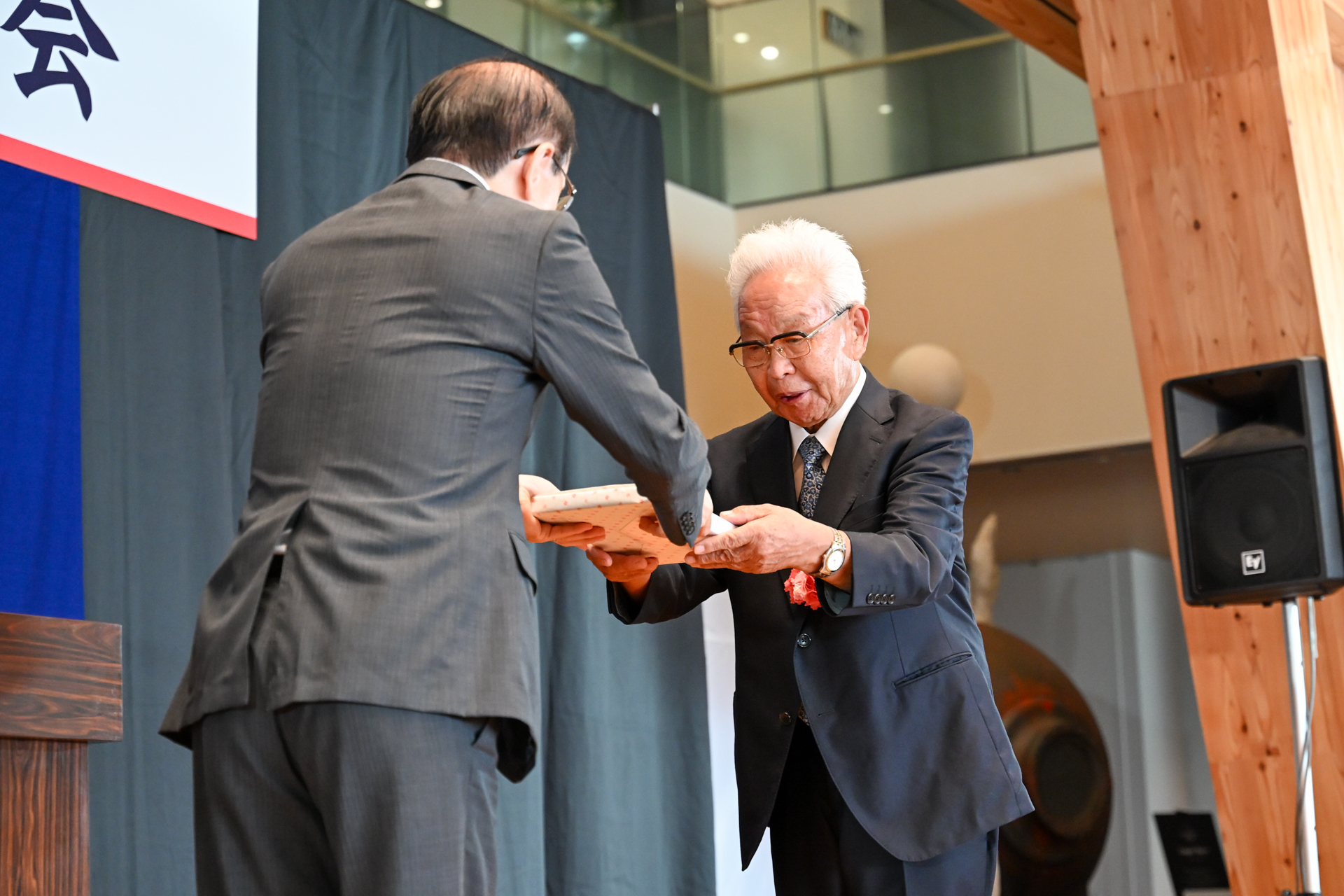 夫沢1区の吉田信夫さんが、88歳の米寿を迎え、町からお祝いの表彰を受けました。