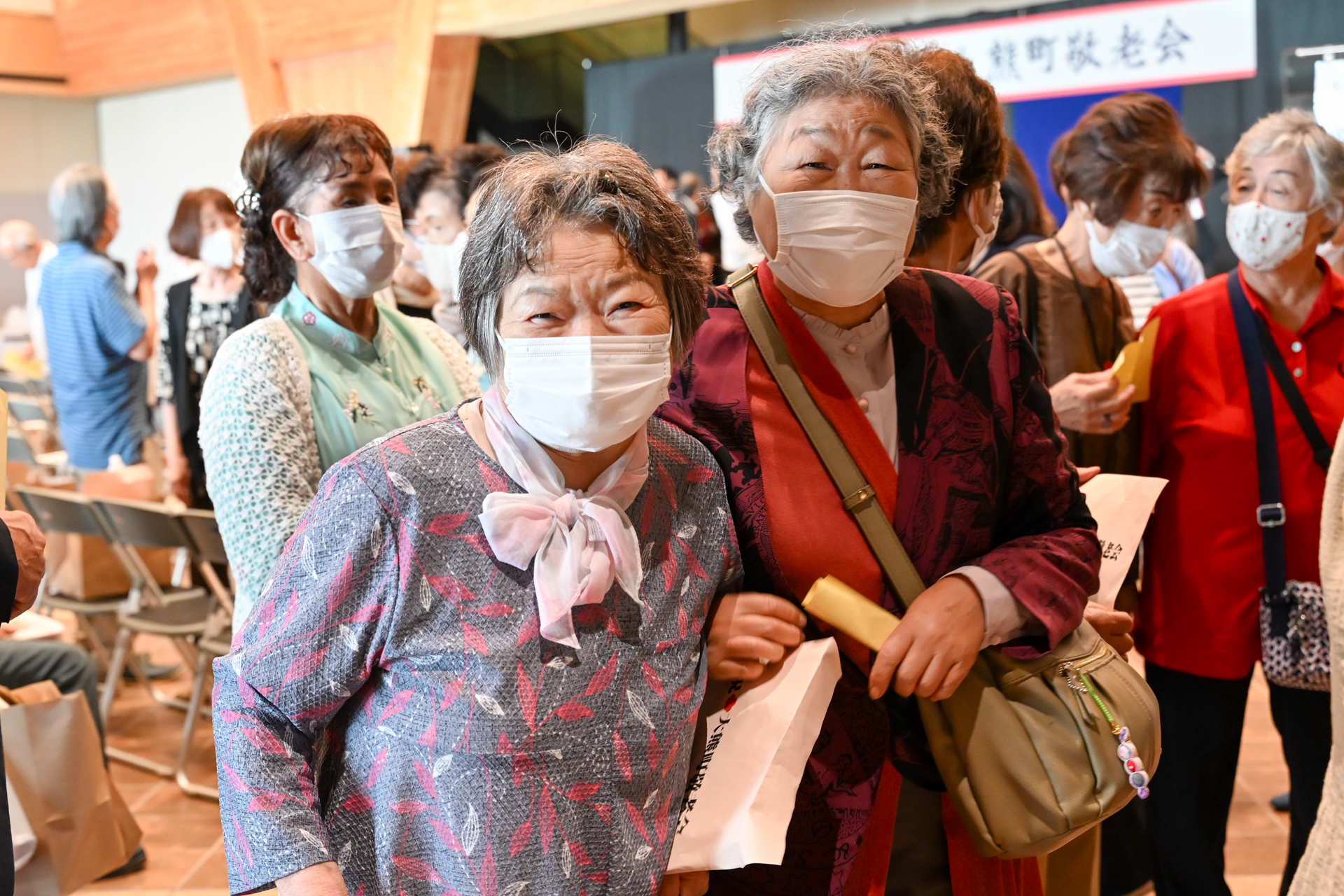 腕を組んで記念の一枚