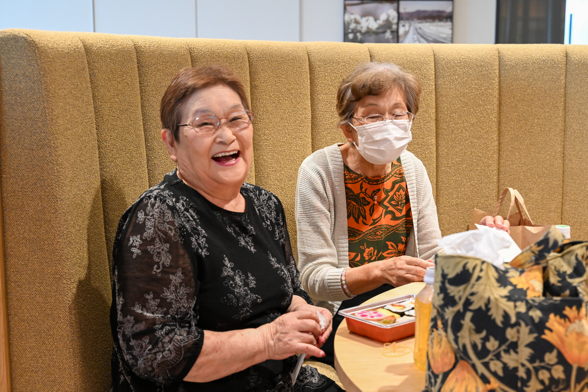 昼食は配布されたお弁当を館内各所でとり、友人との語らいを楽しむ姿が見られました。笑顔と笑い声があふれる時間となりました。