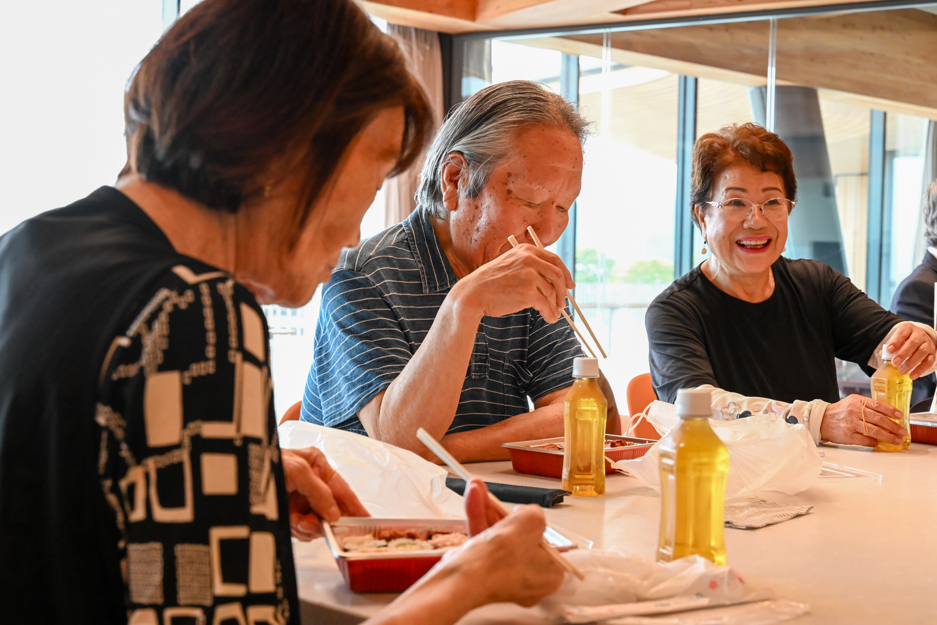 お弁当を囲み、にこやかな表情で談笑するひととき。