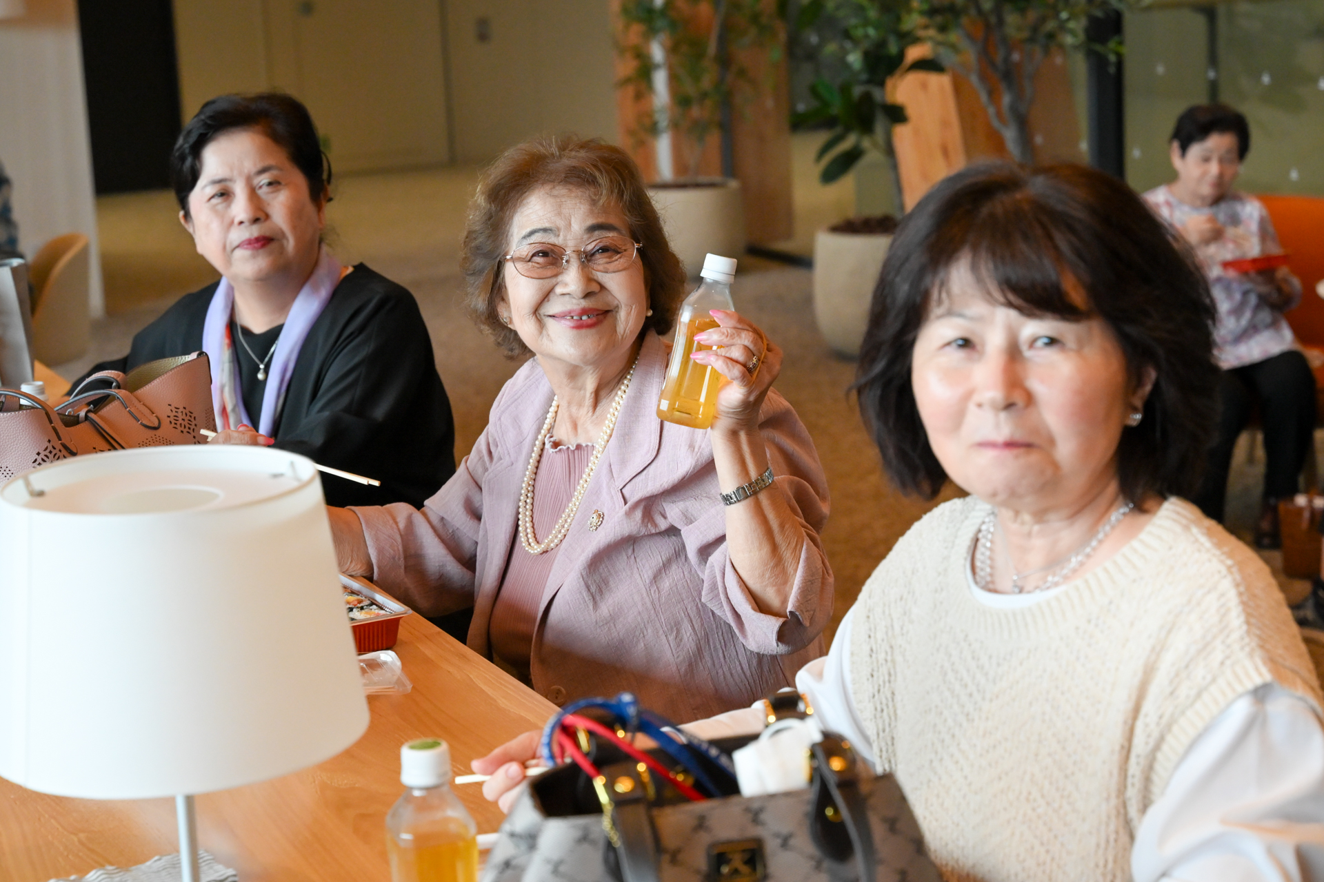 笑い声が響く、和やかな昼食風景。