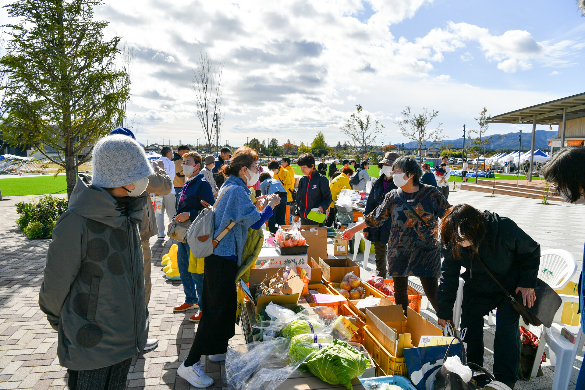 暴風の影響で調理を伴う飲食・展示ブースは中止となりましたが、ステージイベントやキッチンカー、車両展示、ギネス世界記録への挑戦などは無事に開催され、会場は大いに盛り上がりました。