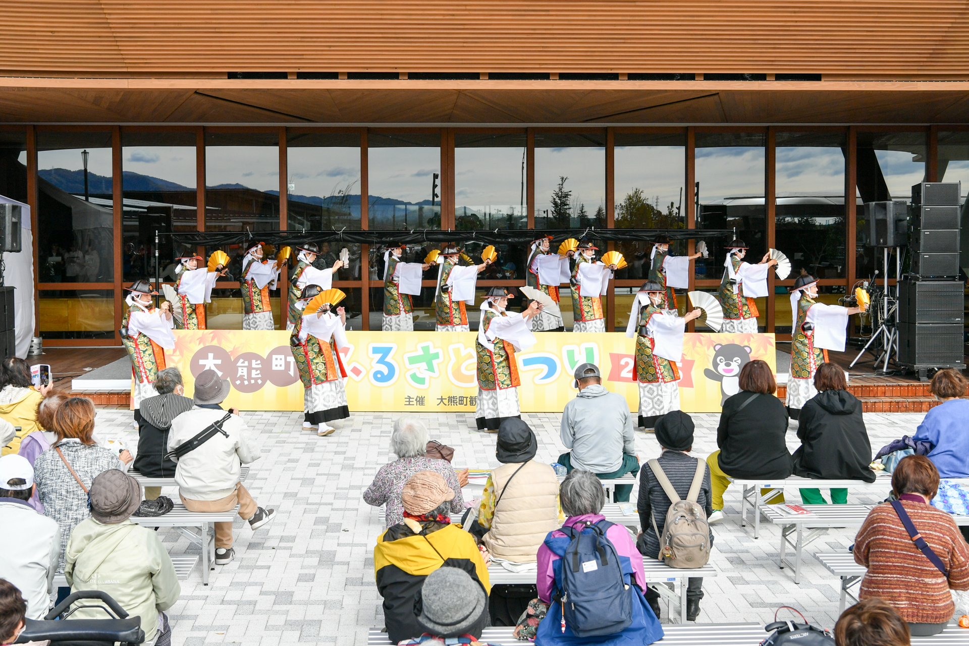 ステージイベントでは、「相馬野馬追」で披露される伝統芸能「相馬流れ山踊り」が行われました。 陣笠や陣羽織を身にまとった踊り手たちが、武者行列を迎える勇壮な舞を歌に合わせて披露しました。