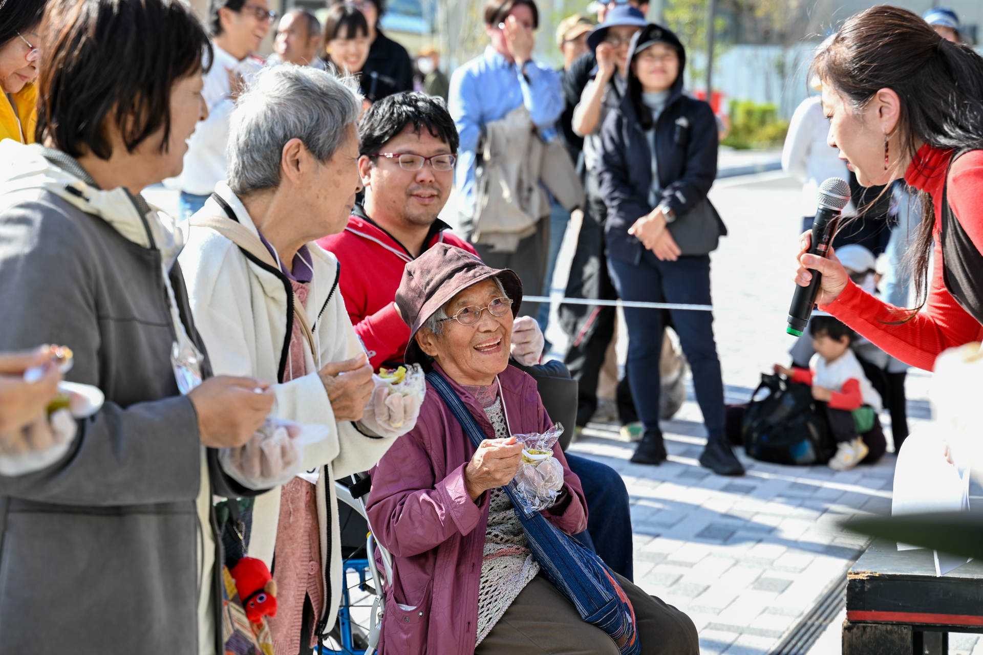 356人が同時にすくい上げ、ギネス記録達成!歓声に包まれた会場