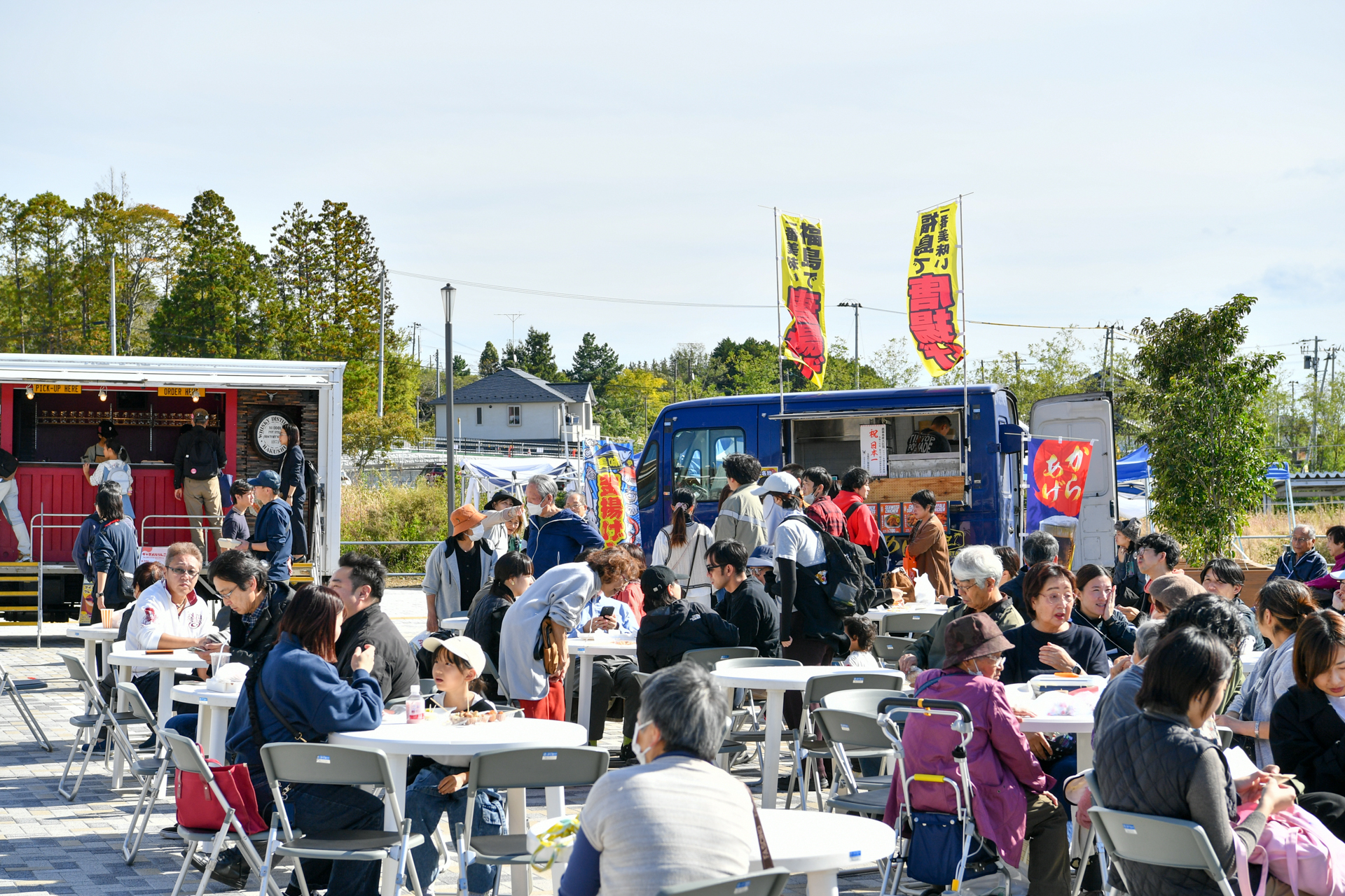 食事と会話を楽しむ来場者。キッチンカーも大盛況!