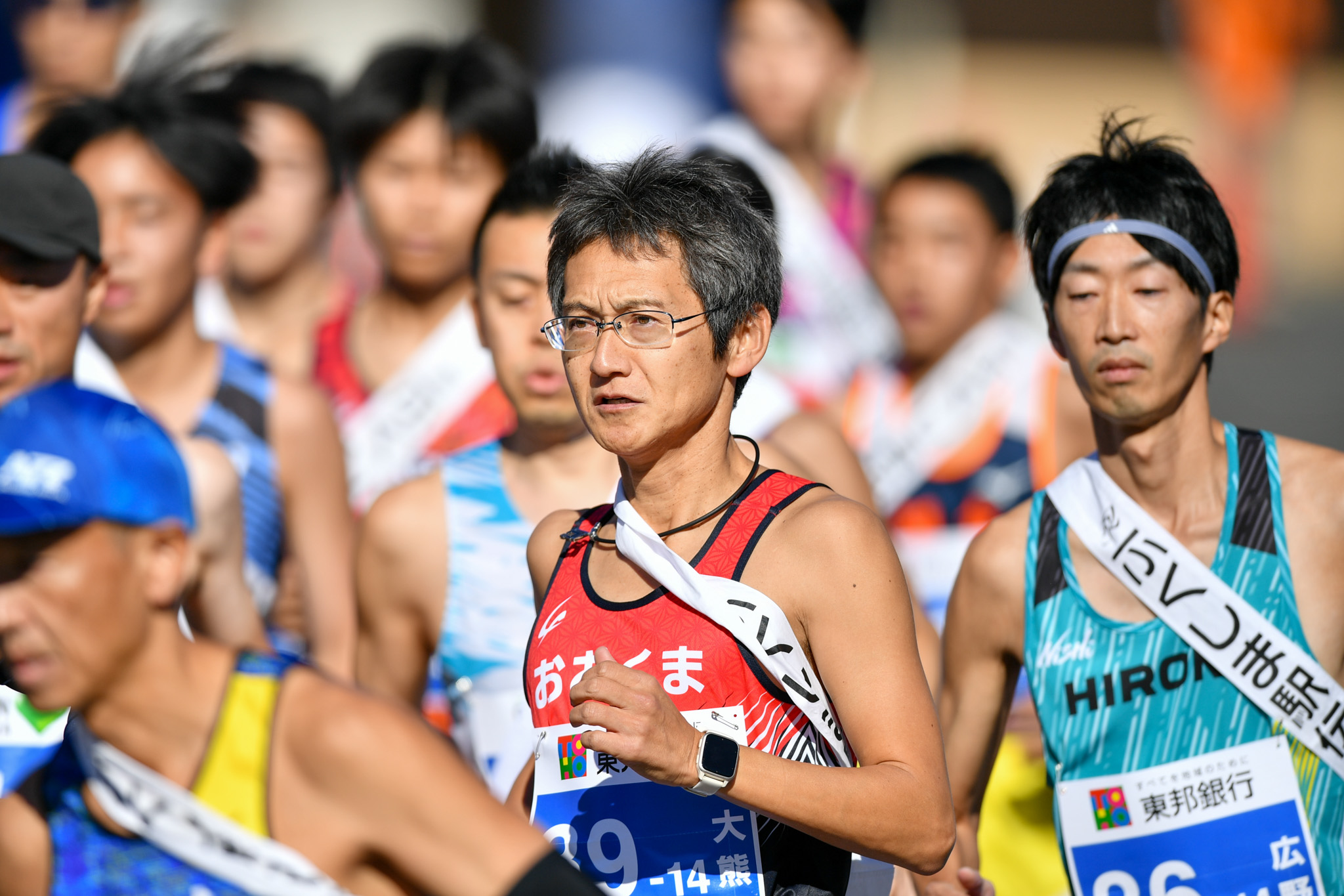 渡辺（隆）コーチ兼任選手、大勢の集団の中で粘り強く走り、ゴールの福島市へ近づいてきました。