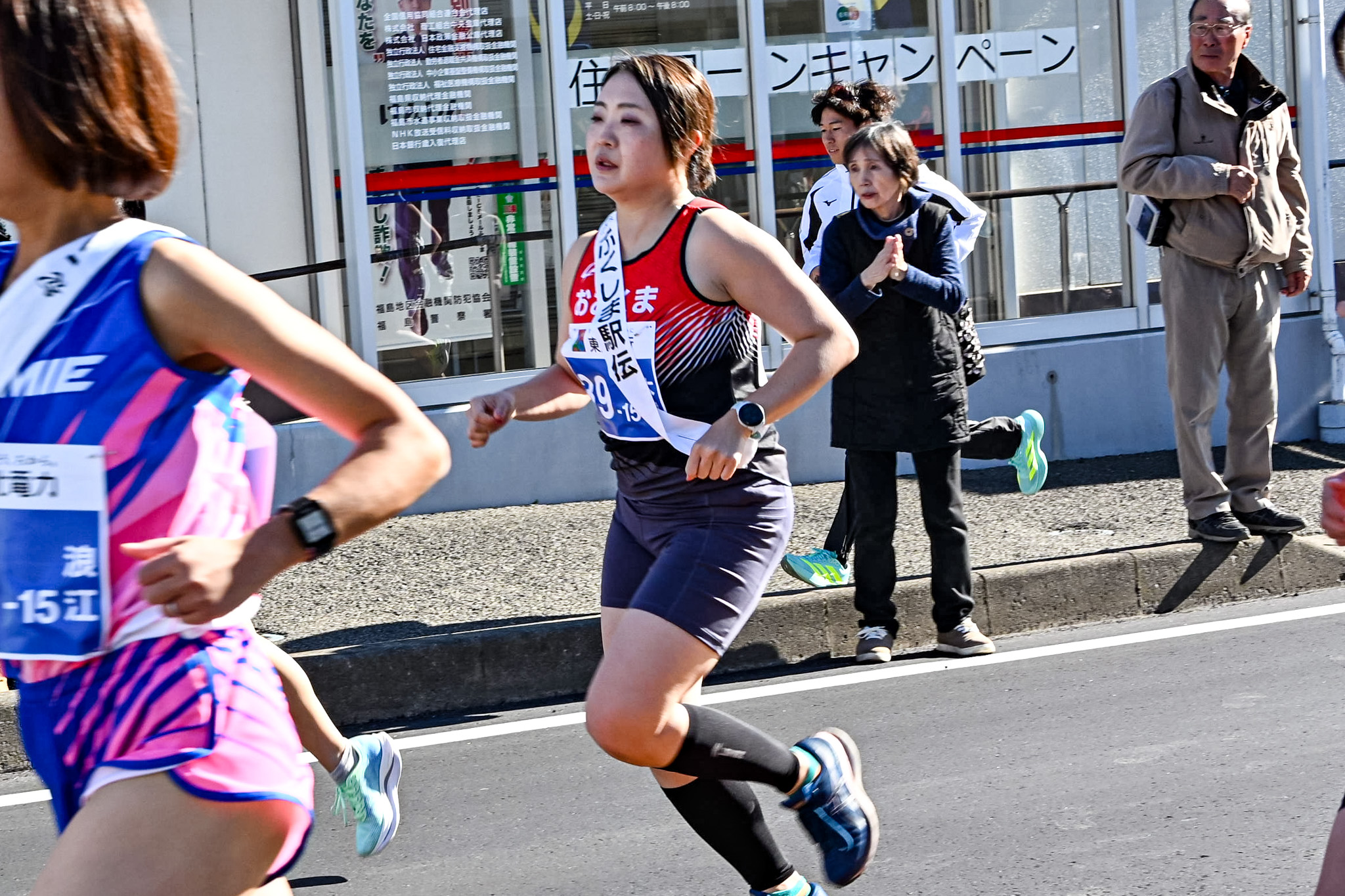 タスキを託された佐藤選手へ、沿道から温かな拍手が送られました。