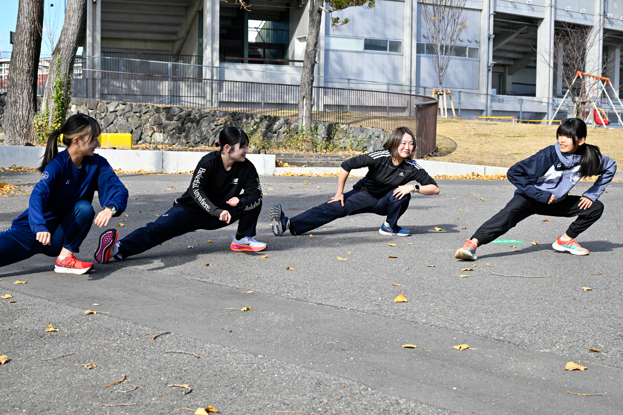 郡山での前日練習。町選手たちは笑顔でストレッチに取り組み、この後のランニングに備えました。