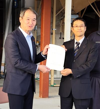 広瀬政務官（左）へ要望書を手渡す新保副町長