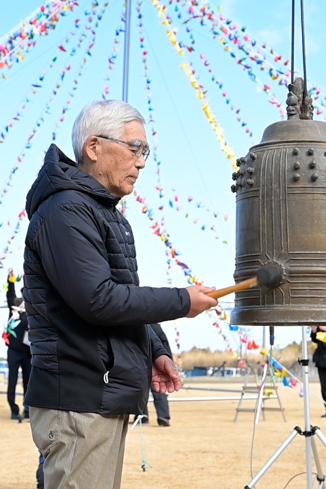 鎮魂の鐘を静かに鳴らす参加者
