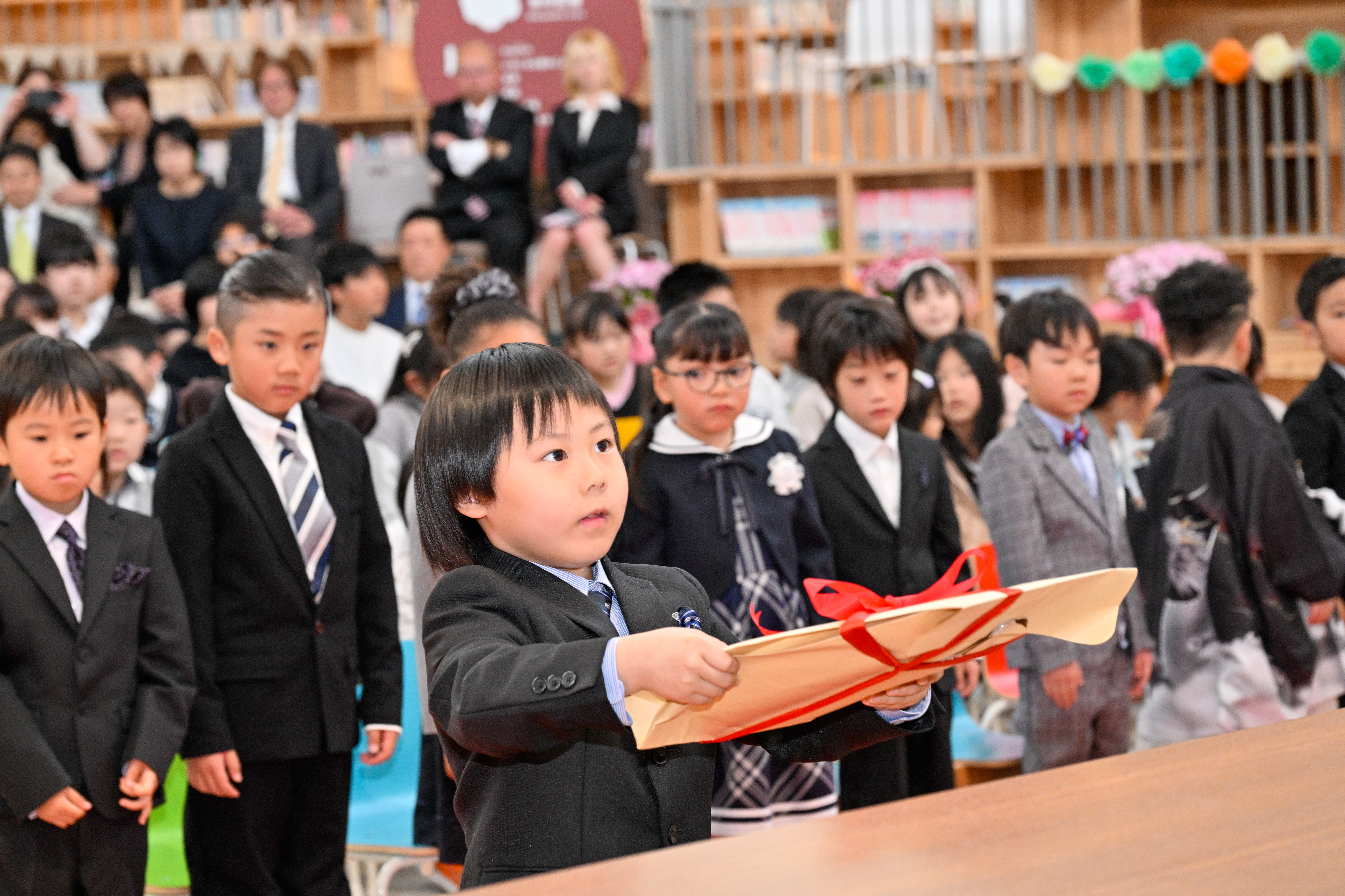 教科用図書を受け取った新入生代表児童