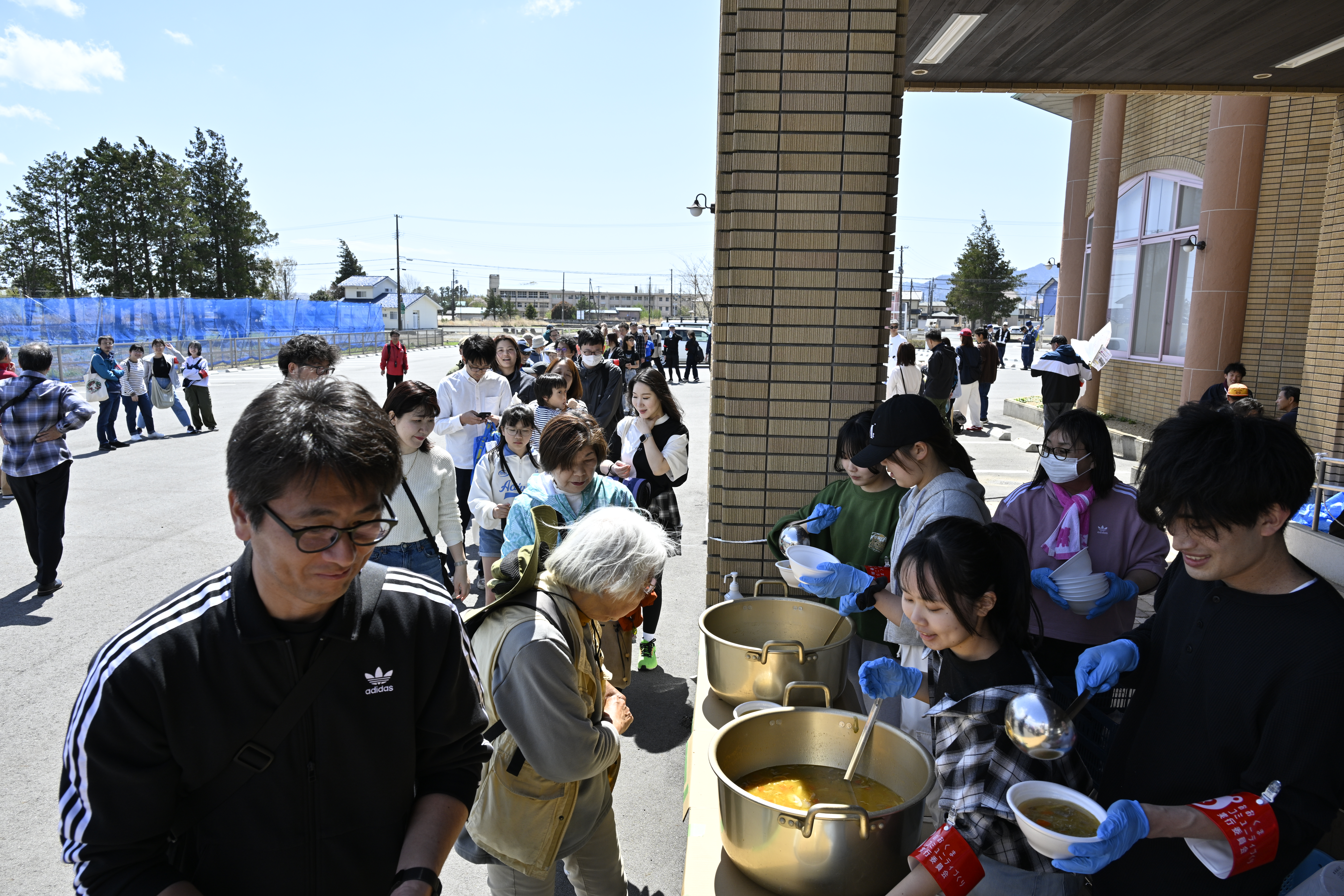 ゴールの町保健センターであたたかい食事を振る舞う関係者ら