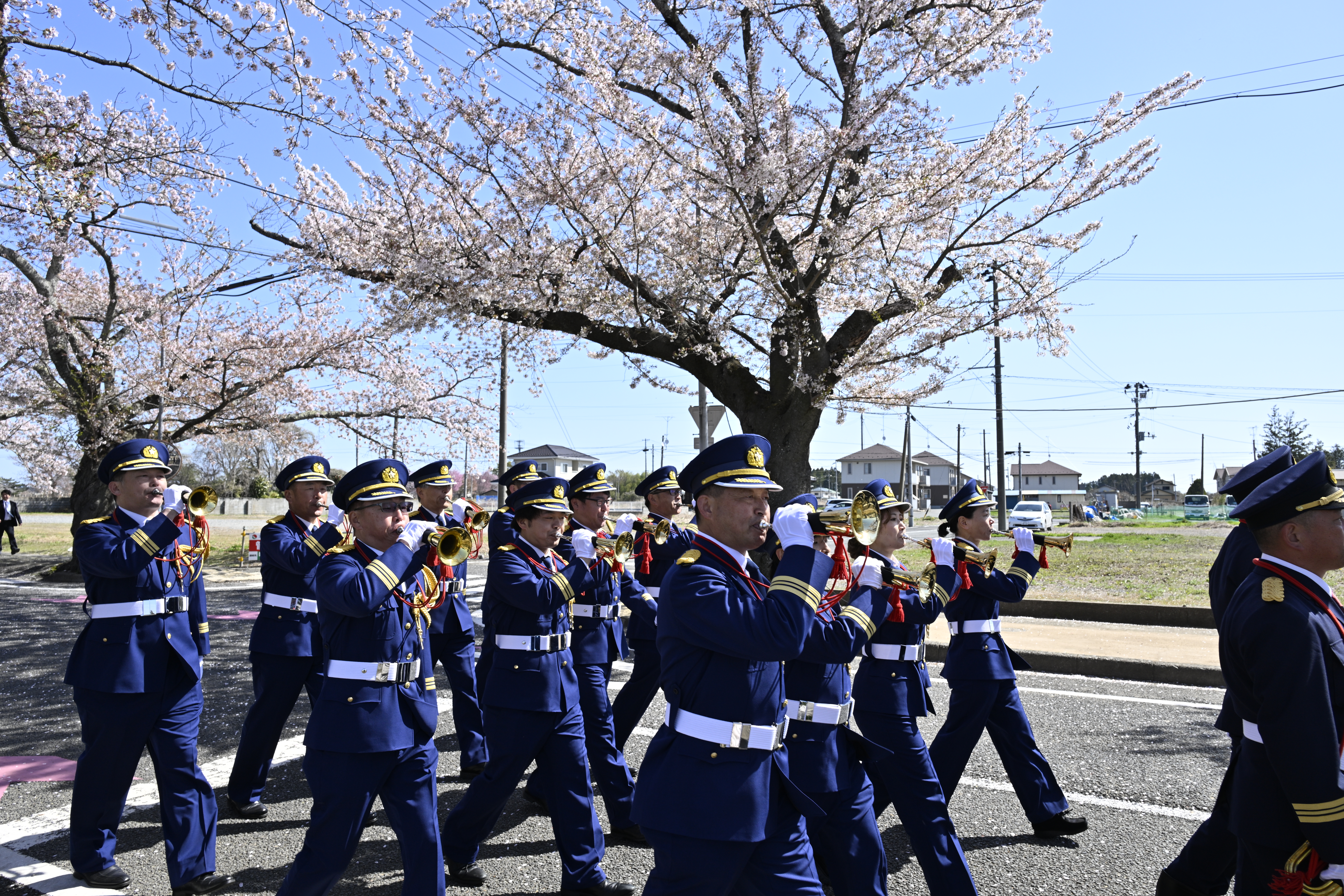 ラッパを奏でながら行進する大熊町消防団ラッパ隊