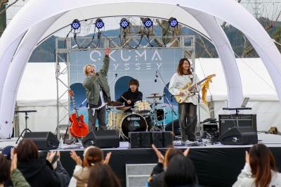 「おおくま学園祭2025 OKUMA ODESSEY」が3月15日、大熊インキュベーションセンター(OIC)で開催され、約3,500人が参加。ゼロカーボンフェスティバルも同時開催され、持続可能な環境で実施されました。写真は、2回目の出演となったAmber'sさんのステージの様子。「ただいま」の一声で会場が盛り上がりました。
