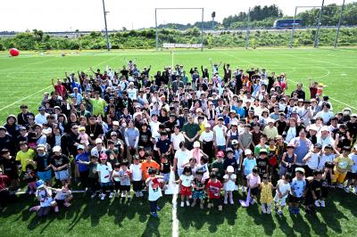 町立学び舎ゆめの森の運動会であるスポーツフェスティバルが6月7日、同校グラウンドで行われ、「協力全力 一人一人が全力で楽しく挑もう」をスローガンに掲げ、園児・児童・生徒、卒業生、教職員、保護者、地域の皆さん、福島大学のボランティアなど、367人が参加しました。