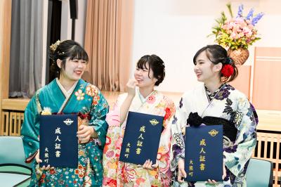 令和8年「大熊町二十歳の成人式」が1月10日、町交流施設linkる大熊で行われました。写真は、式後に再会を喜び合い、笑顔で語り合う新成人の皆さんの様子です。
