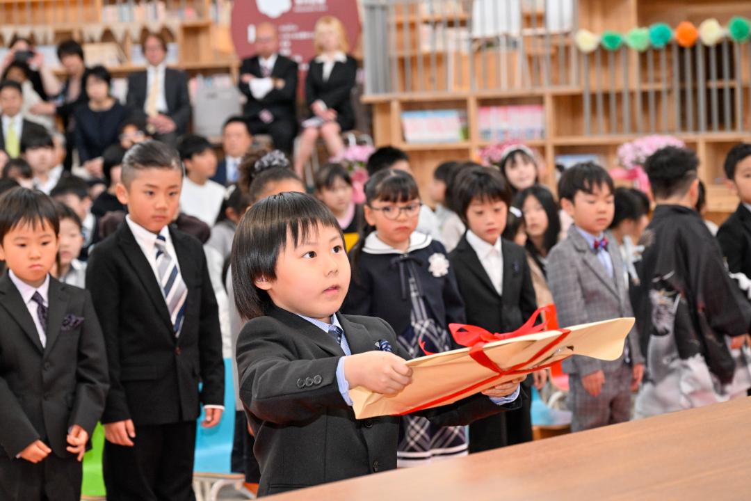 教科用図書を受け取った新入生代表児童