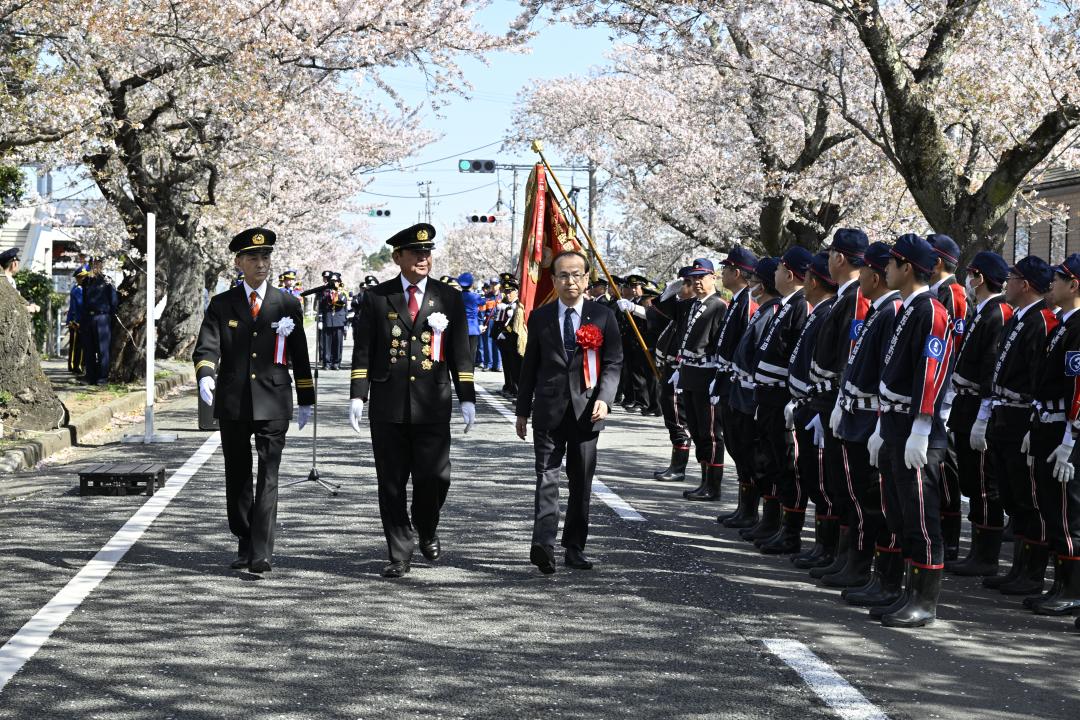 消防団員の規律を確かめる吉田町長